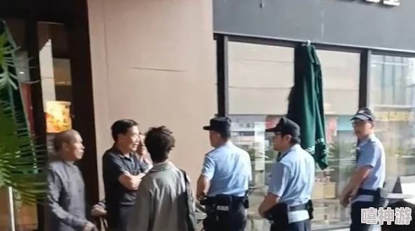 一男一女打牌不盖牌，现场气氛紧张引围观，网友热议两人是否在进行心理战术较量