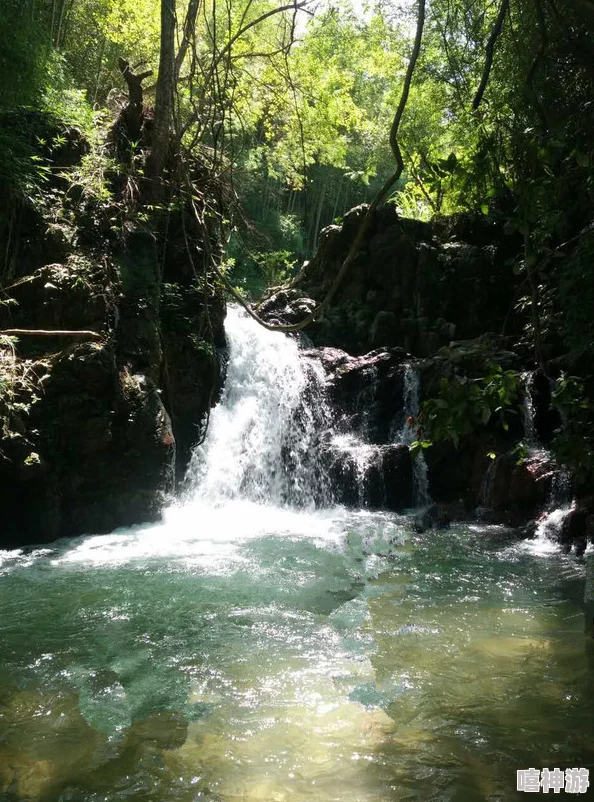 震惊！两峰夹小溪地湿又无泥诗高清，竟然揭示了自然之美的另一面，令人重新审视山水画境！