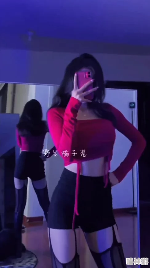 美女100%无挡，惊现街头勇敢展示完美身材，引发全城热议与狂热围观！