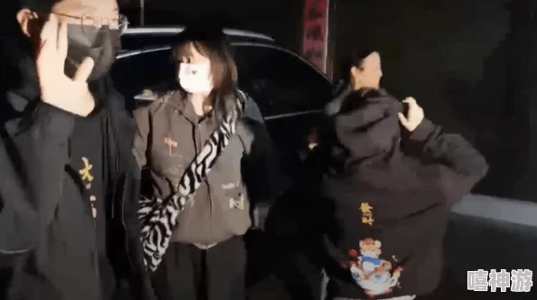 坤坤戳进别人里游戏趣夜，竟被曝与神秘女友深夜密会，引发网友热议和猜测！