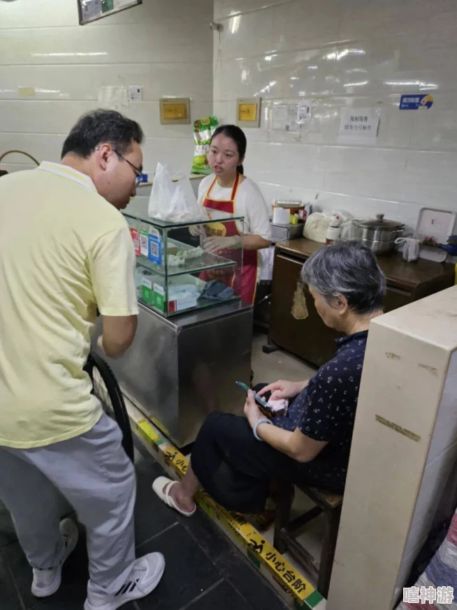 门卫老秦听说和食堂阿姨走得很近最近常一起买菜